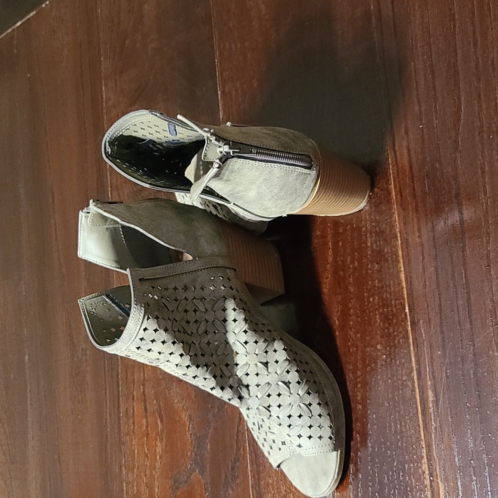 Sandles - Picture 2 of 3